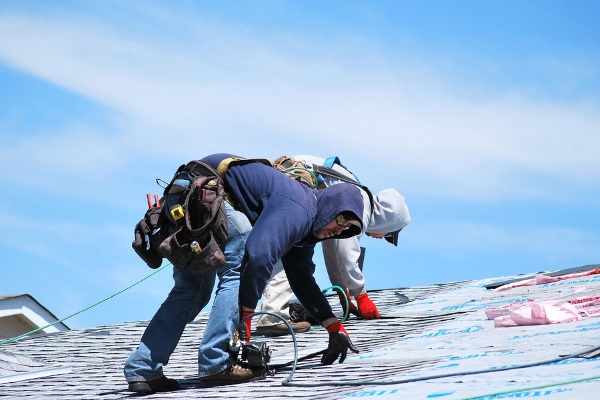roofers with safety harnesses